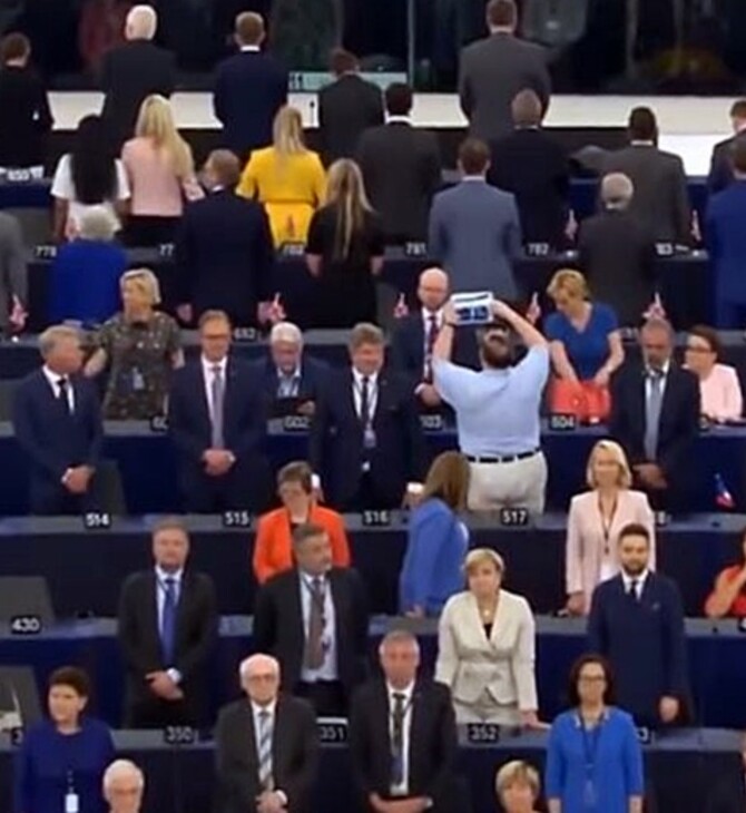 Οι ευρωβουλευτές του κόμματος του Brexit γύρισαν την πλάτη τους στον ευρωπαϊκό ύμνο