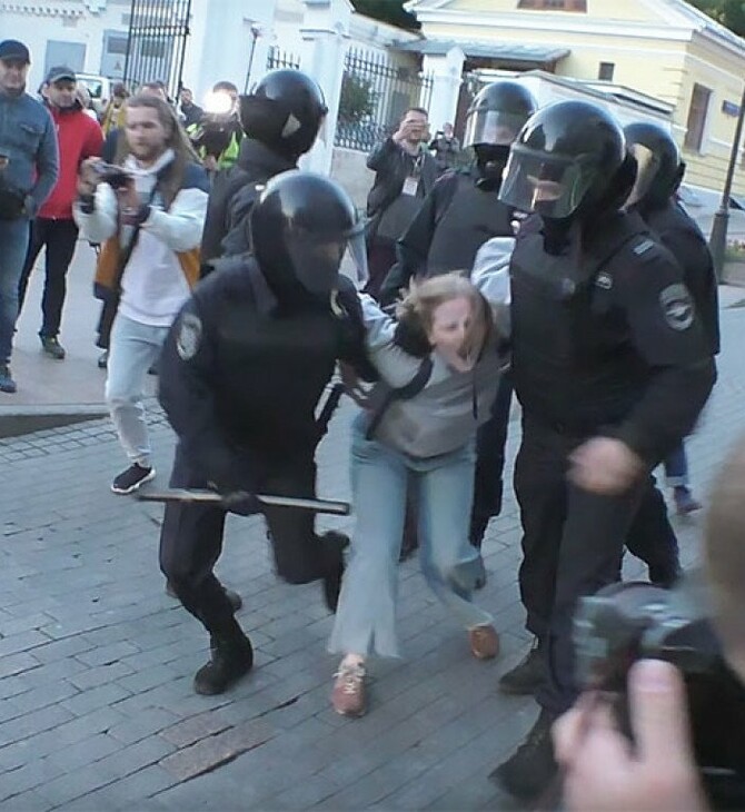 Ρωσία: Οργή για βίντεο με αστυνομικό που γρονθοκοπεί διαδηλώτρια