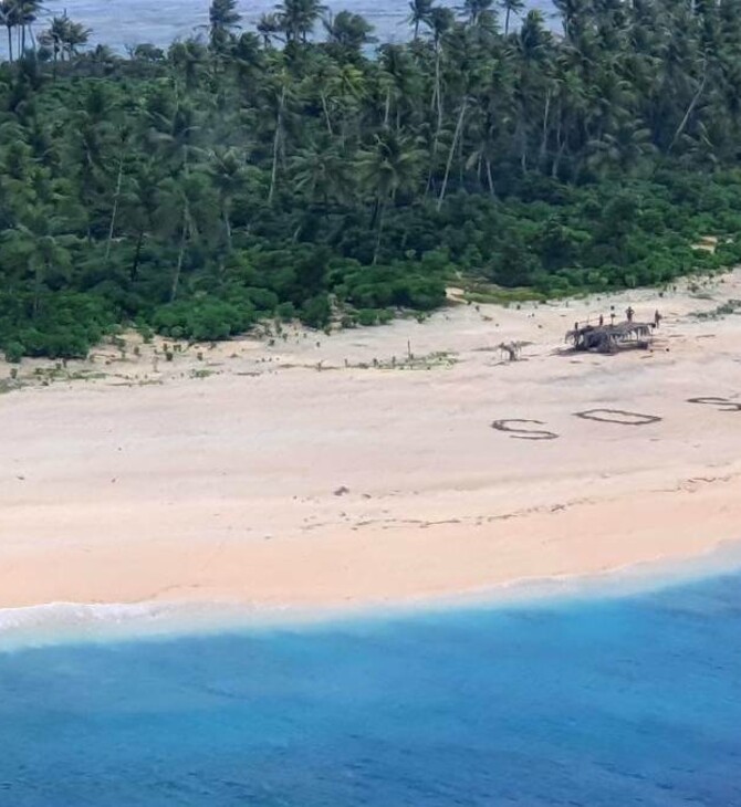 Ναυαγοί σώθηκαν από το SOS που έγραψαν στην παραλία νησιού στον Ειρηνικό