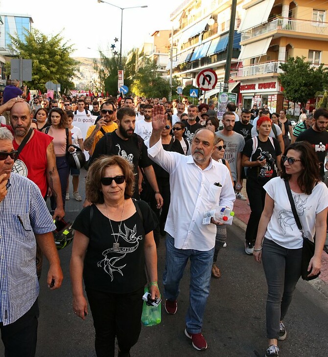 «Σιγά μην φοβηθώ»: Η Μάγδα Φύσσα και ένα τεράστιο πλήθος στην πορεία για τη δολοφονία του Παύλου Φύσσα