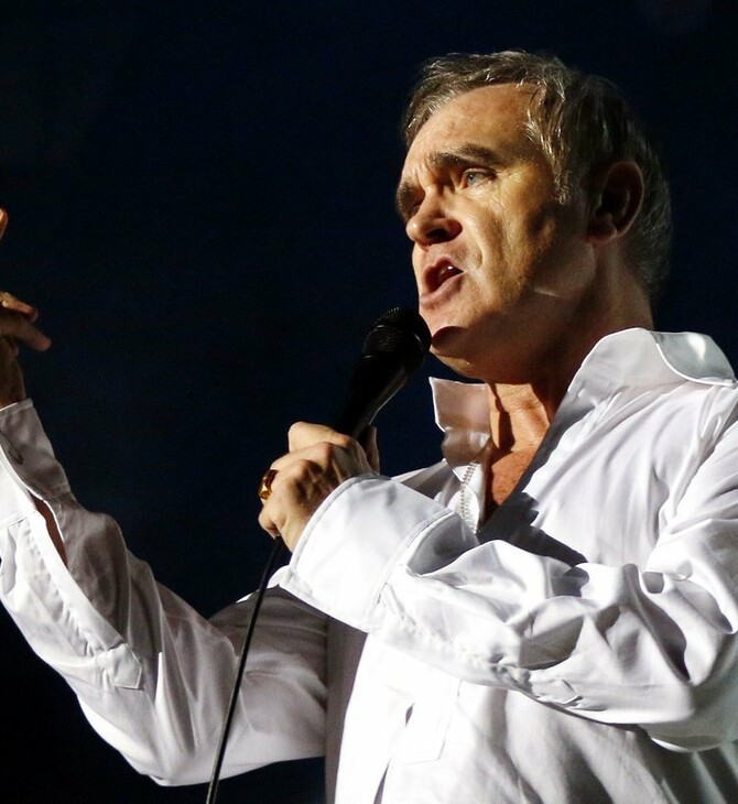 Ο Morrissey διέκοψε συναυλία για να διώξει γυναίκα που διαδήλωνε κατά της ακροδεξιάς