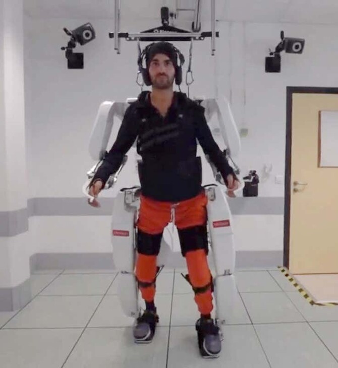 Κατάφερε να περπατήσει ξανά με τη βοήθεια ρομποτικού εξωσκελετού που κινεί με τη σκέψη