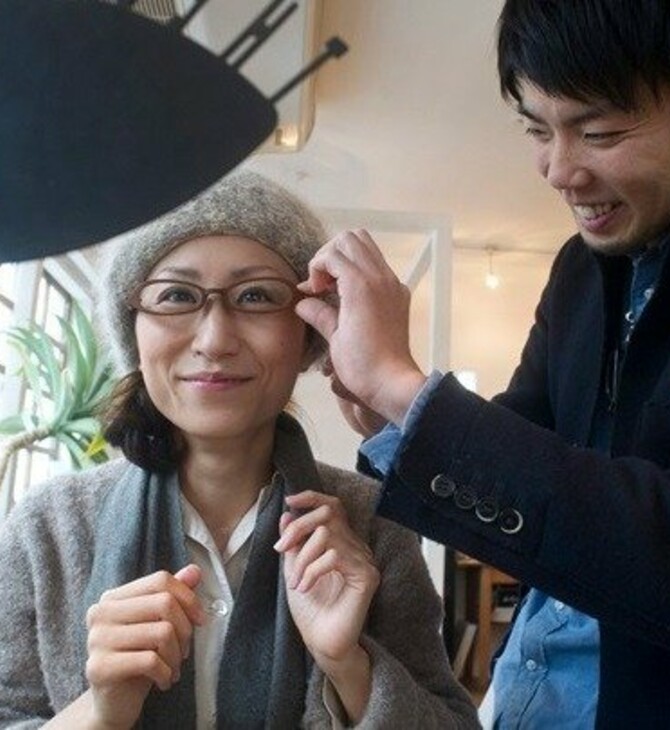 Οι γυναίκες στην Ιαπωνία δίνουν μάχη για το δικαίωμά τους να φορούν γυαλιά στη δουλειά