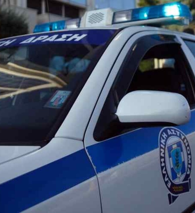 Πέταξαν μπογιές και τρικάκια στο δημαρχείο της Πεντέλης