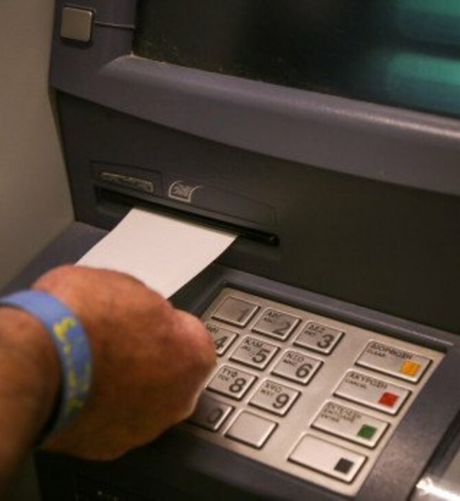Πληροφορίες: «Παγώνουν» οι προμήθειες στις τραπεζικές συναλλαγές