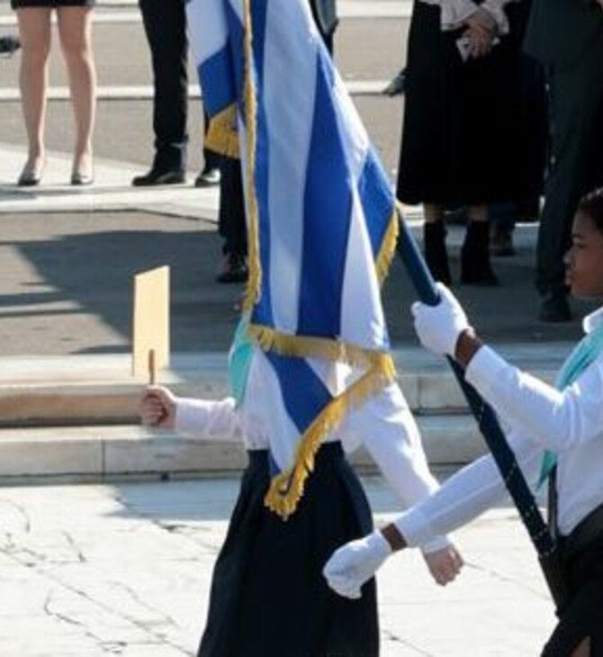 «Νιώθω Ελληνίδα - Δεν ένιωσα αίσθημα υποτίμησης», λέει η 17χρονη σημαιοφόρος από την Αφρική
