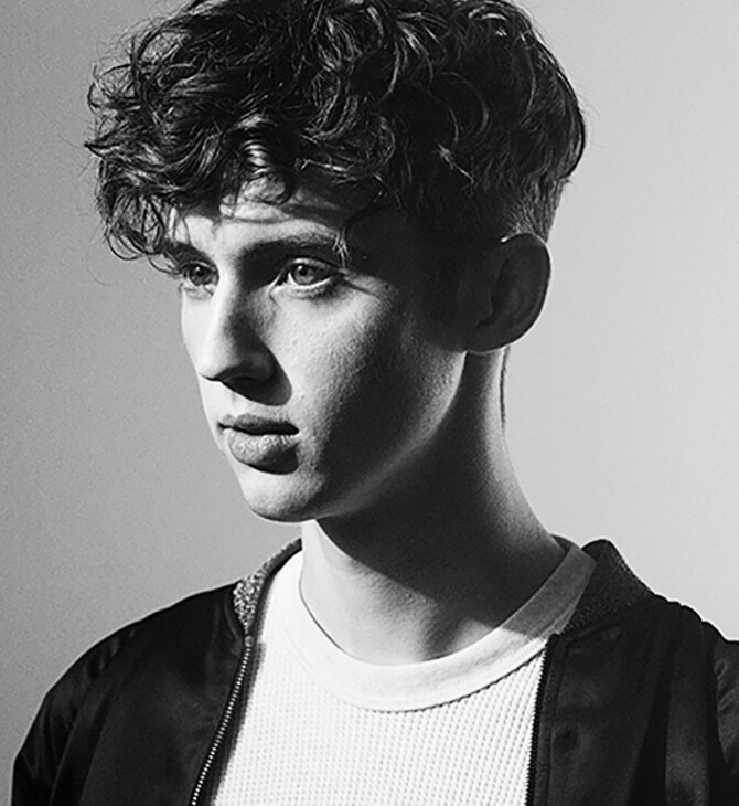 H χαριτωμένη προθέρμανση του Troye Sivan πριν από live