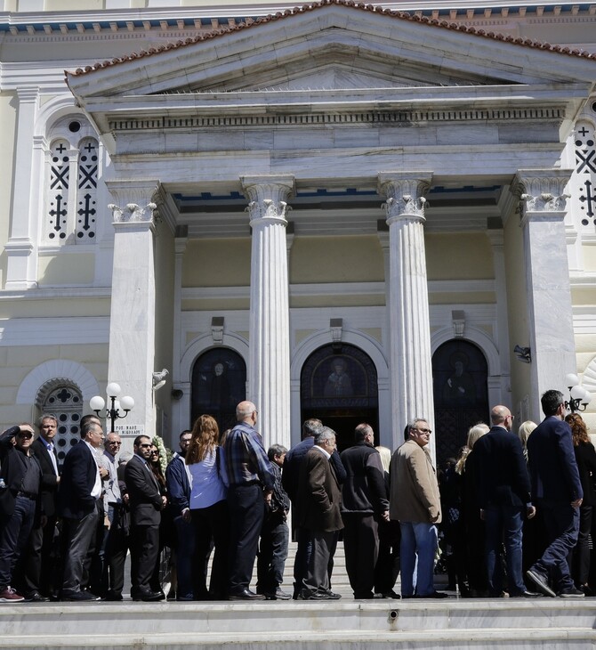 Πλήθος κόσμου στην κηδεία του Στέλιου Σκλαβενίτη - Εργαζόμενοι των σούπερ μάρκετ, φίλοι, επιχειρηματίες και πολιτικοί στο τελευταίο αντίο