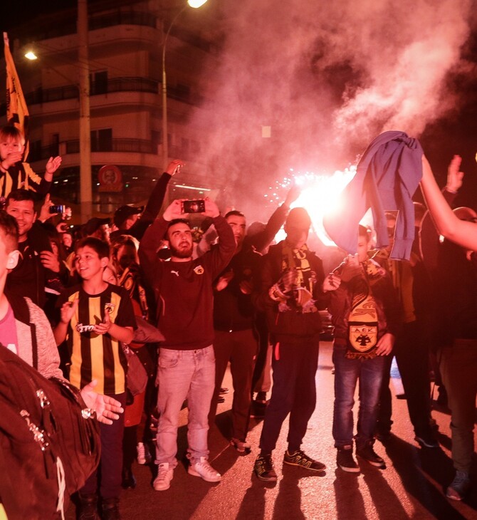 Πάρτι πρωταθλήματος στη Νέα Φιλαδέλφεια - Χιλιάδες οπαδοί της ΑΕΚ πανηγυρίζουν στους δρόμους