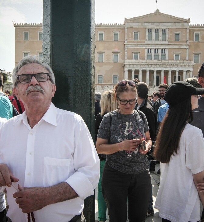 FT: Η κρίση δεν έπληξε το πελατειακό κράτος στην Ελλάδα - 30.000 διορισμοί στο Δημόσιο