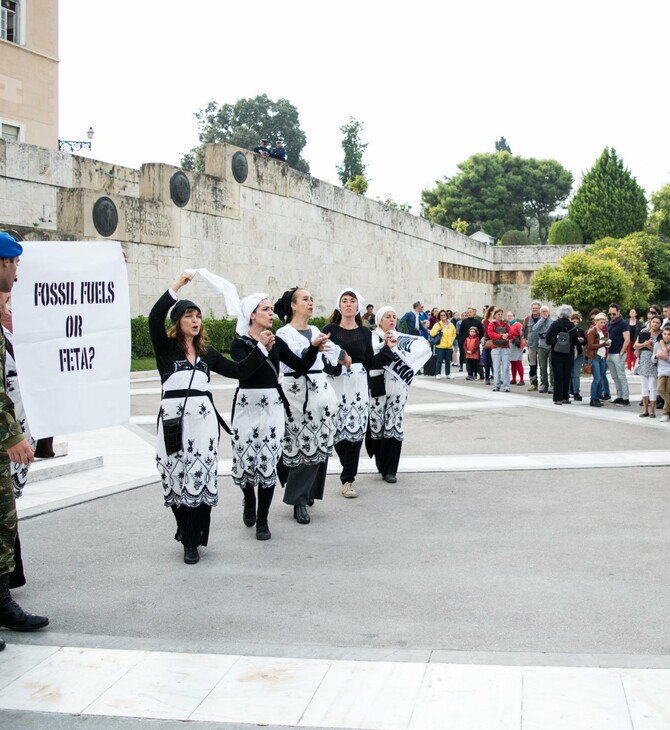 Τι δουλειά έχουν οι Καραγκούνες στο Σύνταγμα;
