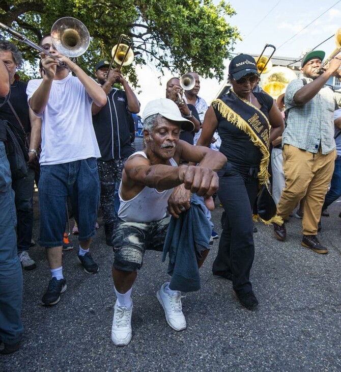 Μεγαλειώδης παραδοσιακή μουσική παρέλαση στη Νέα Ορλεάνη προς τιμήν του Dr.John (video)