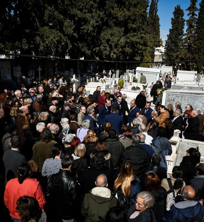 Το τελευταίο αντίο στον Φαίδωνα Γεωργίτση - Ηθοποιοί, φίλοι και συγγενείς συντετριμμένοι στην κηδεία του