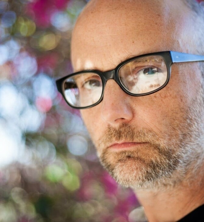 O Moby αφηγείται εκείνη τη νύχτα που έτριψε το πέος του πάνω στον Ντόναλντ Τραμπ