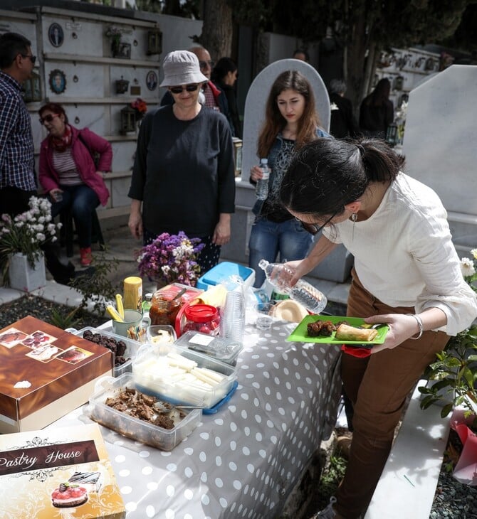 Ταφικό έθιμο: Οι Πόντιοι στα Σούρμενα τρώνε πάνω από τους τάφους των νεκρών τους