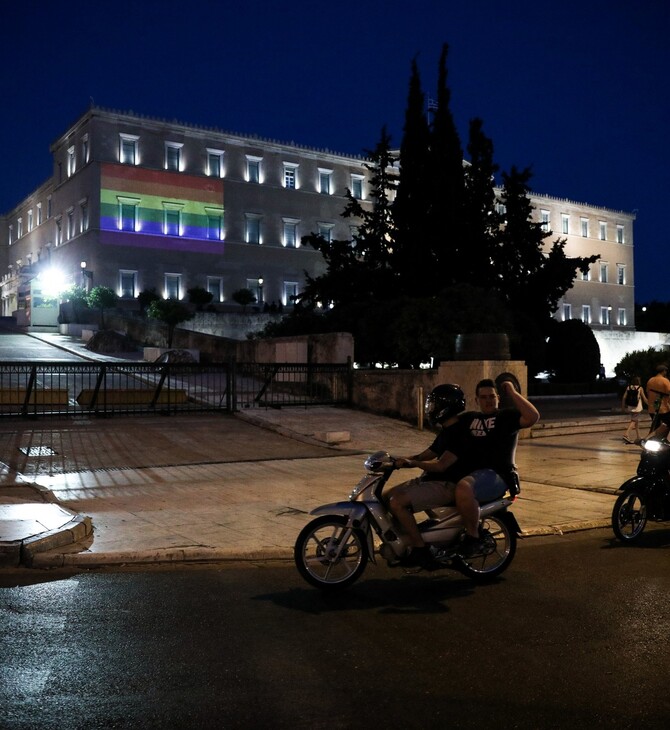 Athens Pride 2019 - Η Βουλή φωταγωγήθηκε με την σημαία του ουράνιου τόξου