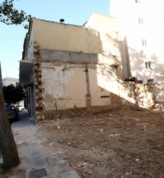 Κατεδαφίστηκε το κτίριο που στέγαζε το ιστορικό στέκι «Αυγό του Κόκορα» στην Κυψέλη
