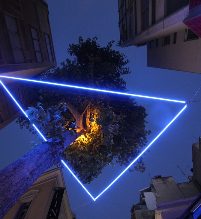 H νέα εγκατάσταση της ομάδας δημιουργικού φωτισμού Beforelight στο κέντρο της Αθήνας