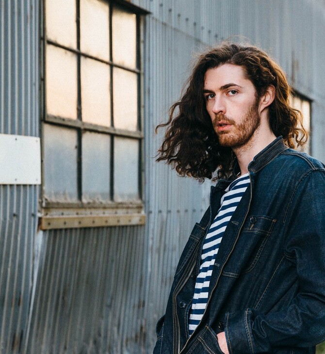 Hozier: πώς είναι να επιβιώνεις από το «Take me to Church», το μεγαλύτερο χιτ της δεκαετίας