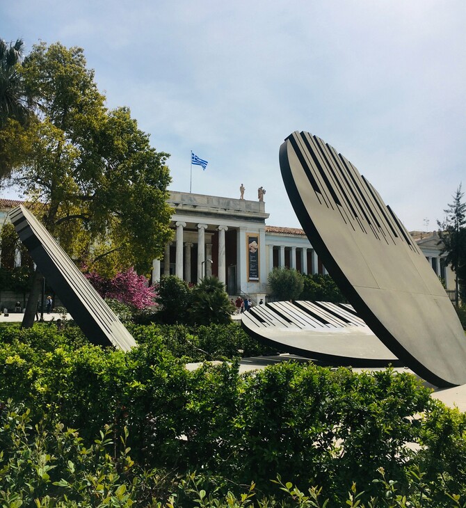 Οι τσατσάρες έξω από το Εθνικό Αρχαιολογικό Μουσείο