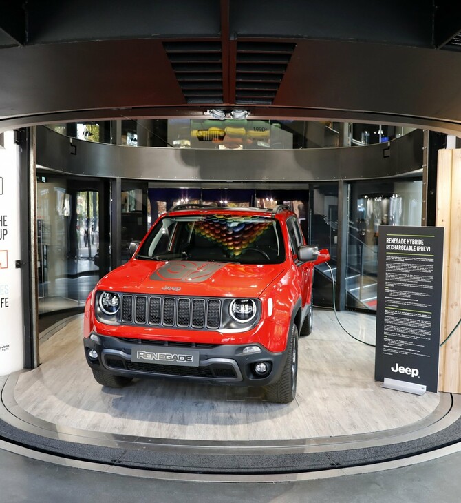 Το νέο Jeep Renegade PHEV ηλεκτρίζει το Παρίσι