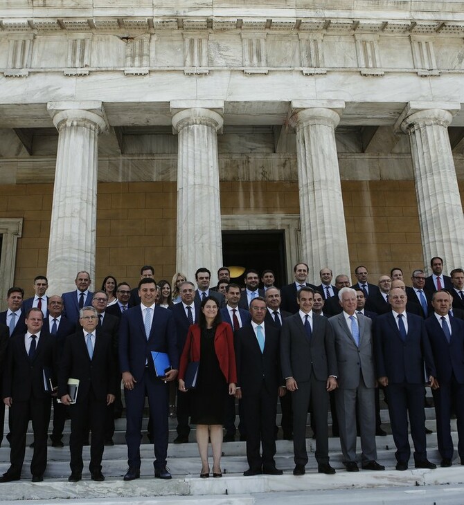 Η οικογενειακή φωτογραφία της κυβέρνησης Μητσοτάκη - Ο πρωθυπουργός και όλοι οι υπουργοί