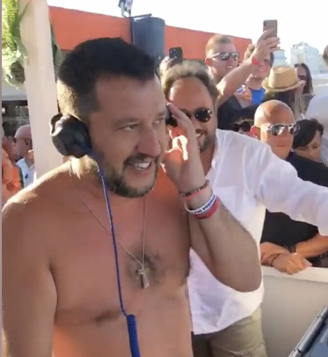 Ιταλία: Ο Σαλβίνι "DJ" - Έπαιξε μουσική σε beach party