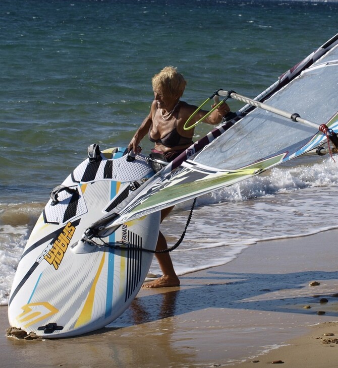 Έγραψε ιστορία η 81χρονη windsurfer: Κεφαλονιά - Κυλλήνη σε 6 ώρες