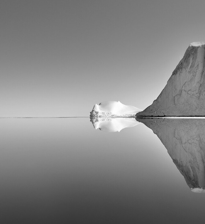 Ένας Έλληνας φωτογράφος ταξίδεψε μέχρι τη Γροιλανδία για να φωτογραφίσει το μεγαλείο των παγόβουνων