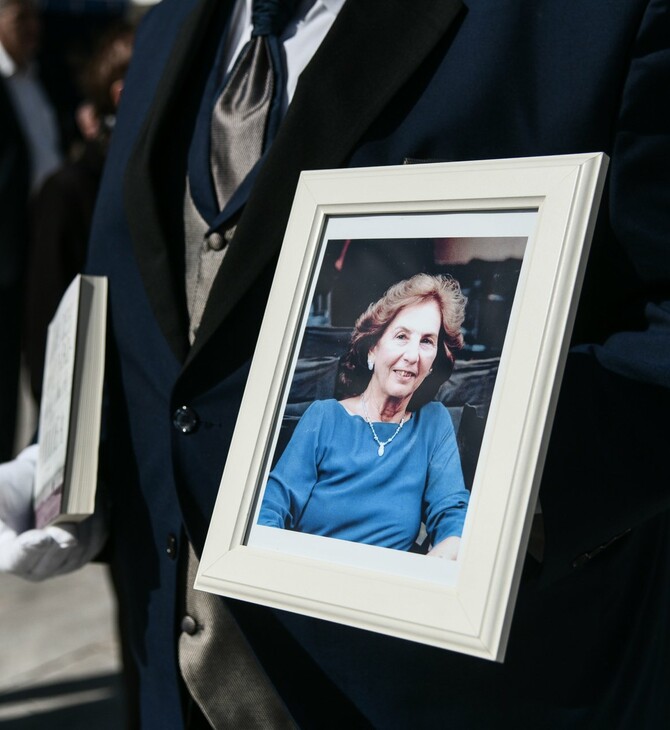«Τελευταίο αντίο» στην Άλκη Ζέη - Πλήθος κόσμου στην κηδεία της