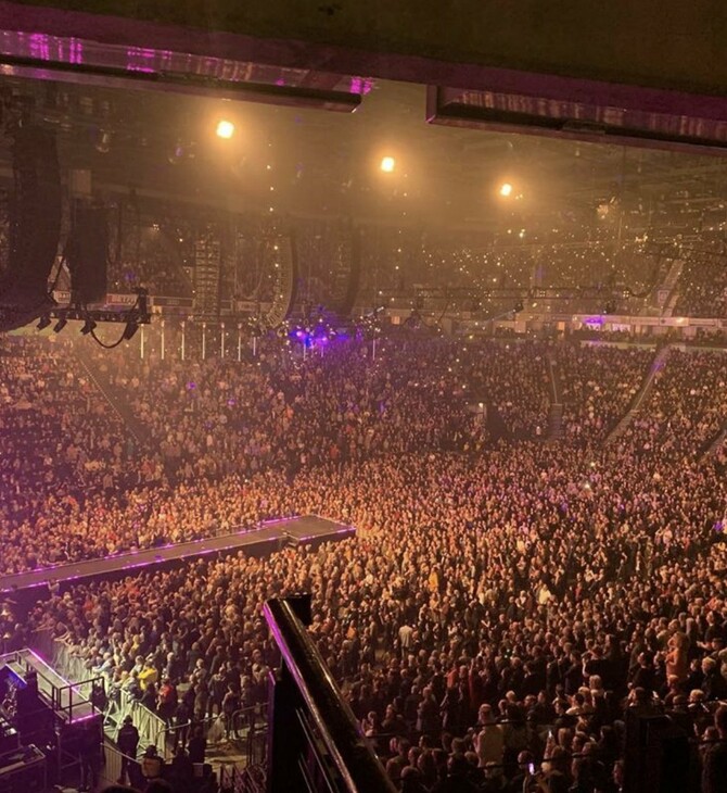 Κορωνοϊός: Σοκ προκαλούν στην Ευρώπη της καραντίνας οι εικόνες των Stereophonics στο Manchester Arena