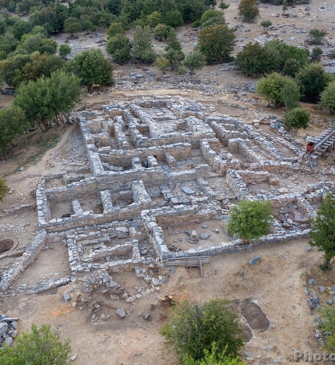 Κρήτη: Αγγεία ειδώλια και σημαντικά αρχαιολογικά ευρήματα στο φως από την ανασκαφή στη Ζώμινθο