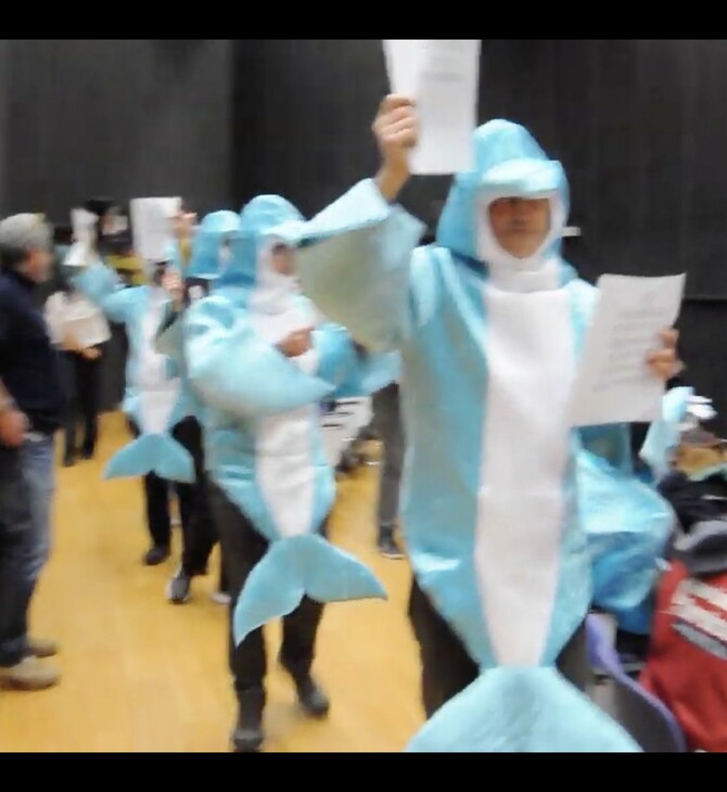 Ντύθηκαν δελφίνια και μπήκαν στο Περιφερειακό Συμβούλιο Αττικής - Διαμαρτυρία για το Ζωολογικό Πάρκο