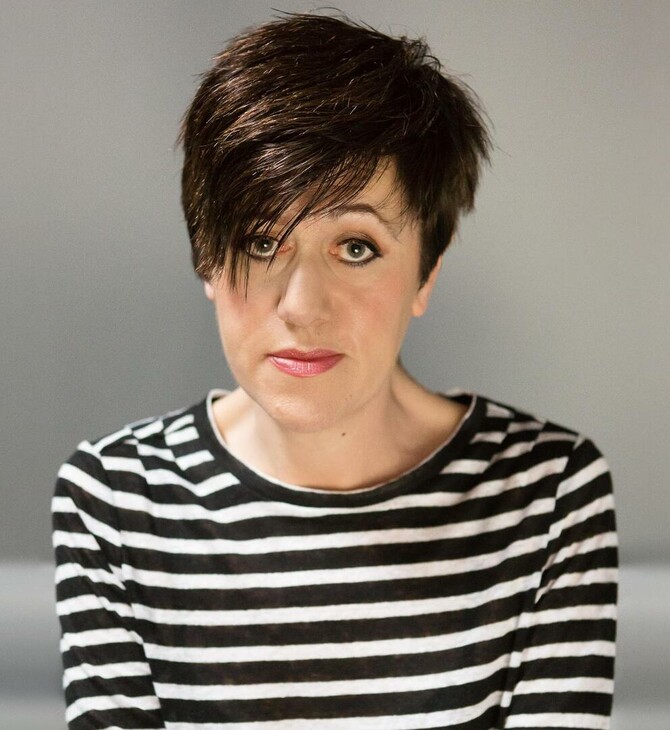 Tracey Thorn: «Tόσα χρόνια μετά τον θάνατό της, ακόμα ξεχνάω ότι δεν μπορώ να πάρω τη μαμά μου τηλέφωνο»