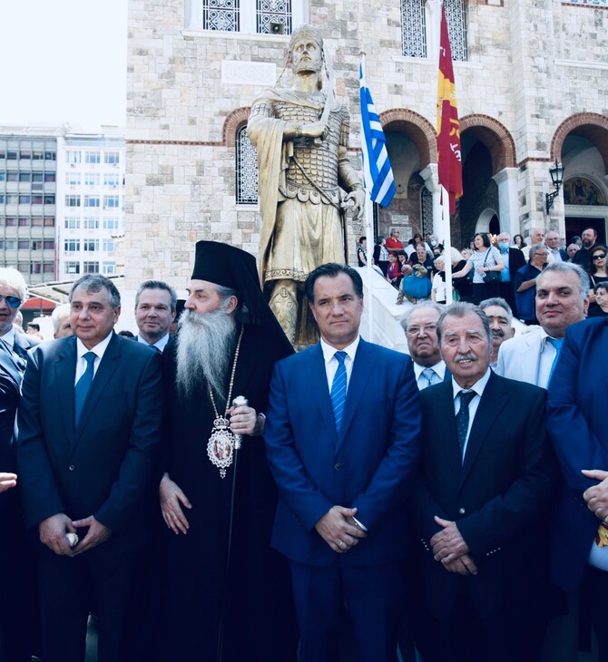 Αγάλματα ακούνητα, αμίλητα και αμφιλεγόμενα