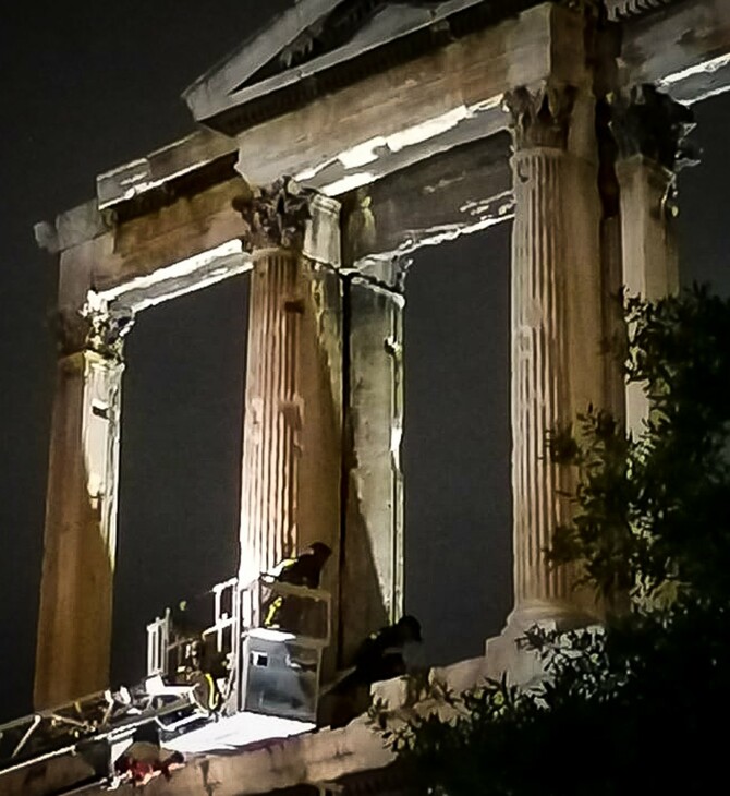 Drone πάνω στην πύλη του Αδριανού - Επιχείρηση της πυροσβεστικής για την απομάκρυνσή του