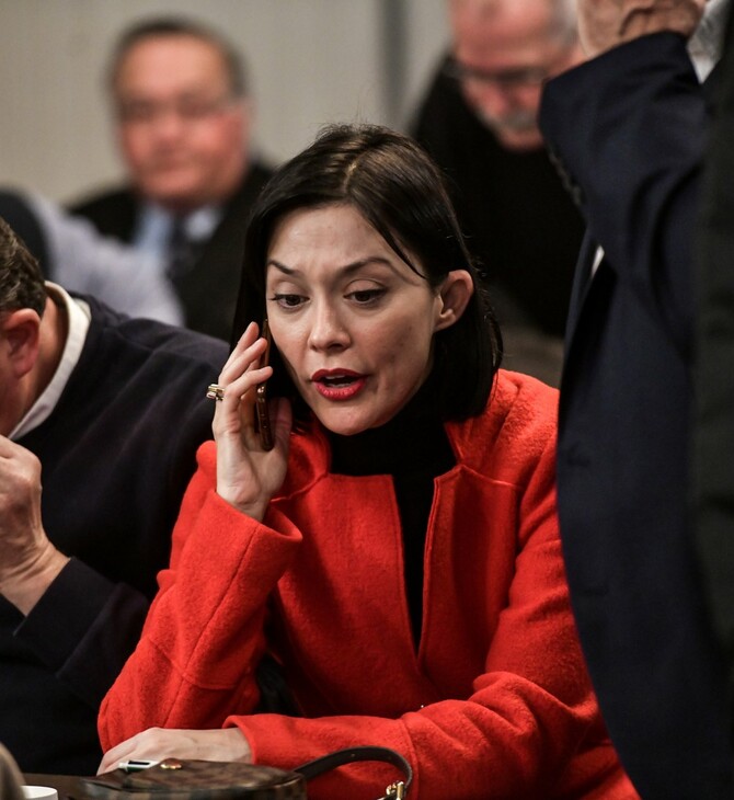 Βουλή: «Τα έχει κάνει σκ****» - H Νάντια Γιαννακοπούλου μιλούσε στο κινητό για την Κεραμέως με ανοιχτό μικρόφωνο