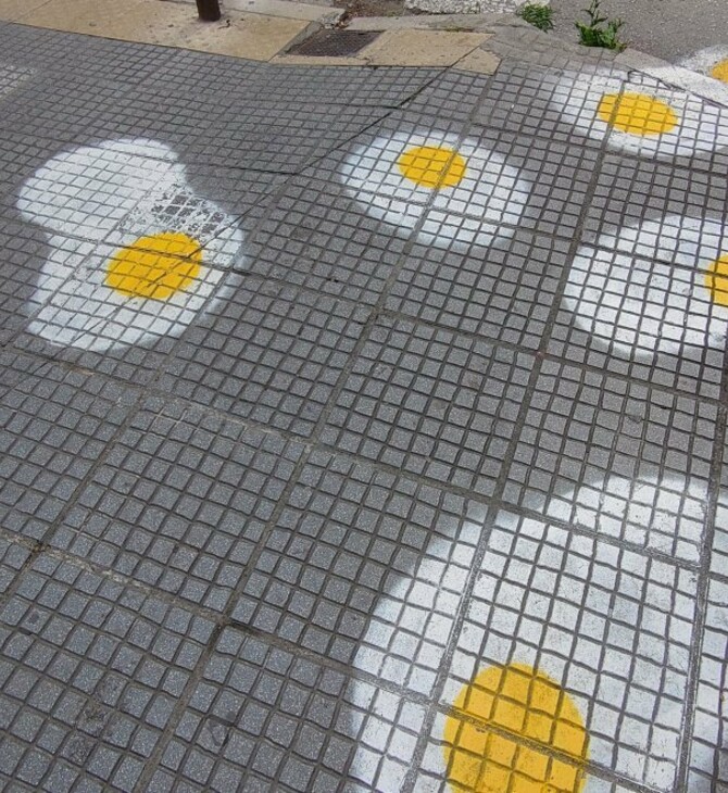 Θεσσαλονίκη: Τα πεζοδρόμια γέμισαν «τηγανητά αυγά» για αυτούς που περπατούν κοιτάζοντας το κινητό τους