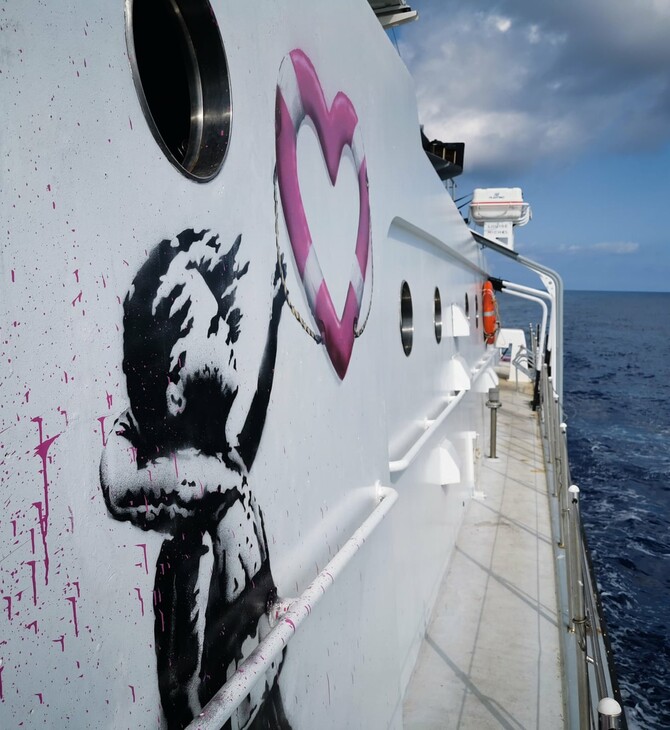 Το πλοίο διάσωσης του Banksy καλεί σε βοήθεια: «Η κατάσταση είναι απελπιστική»