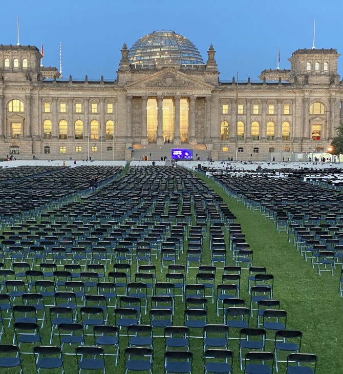 Βερολίνο: 13.000 καρέκλες για τη Μόρια μπροστά από το γερμανικό Κοινοβούλιο
