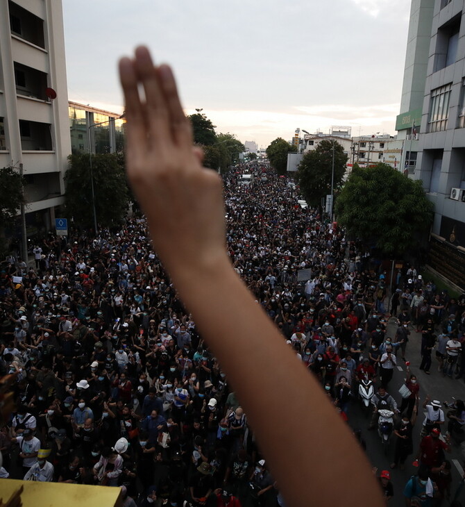 Ταϊλάνδη: Χιλιάδες αντικυβερνητικοί διαδηλωτές στους δρόμους για την επιστροφή του βασιλιά