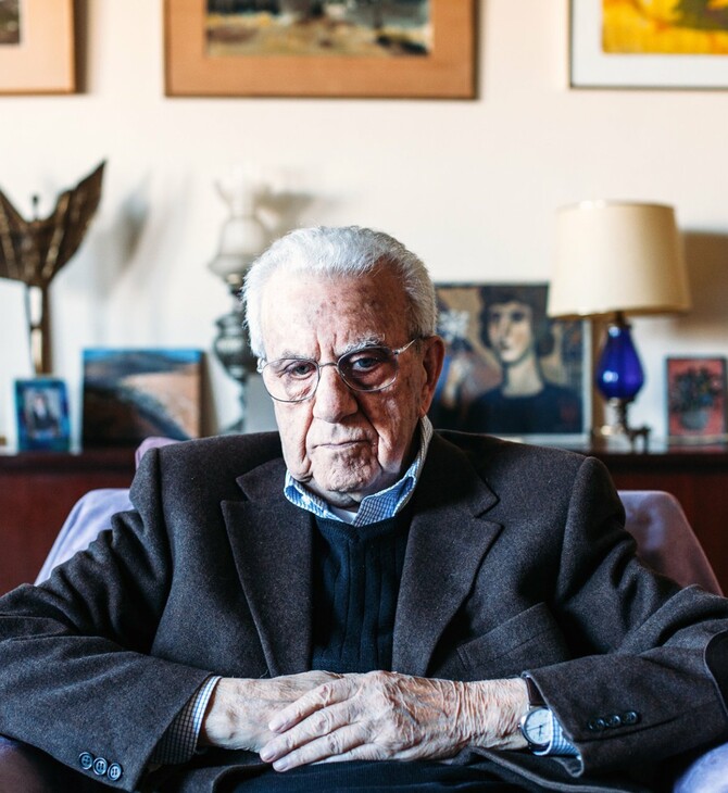 O βλοσυρός κύριος Κώστας Μητρόπουλος που κάνει επί μισό αιώνα την Ελλάδα να γελά