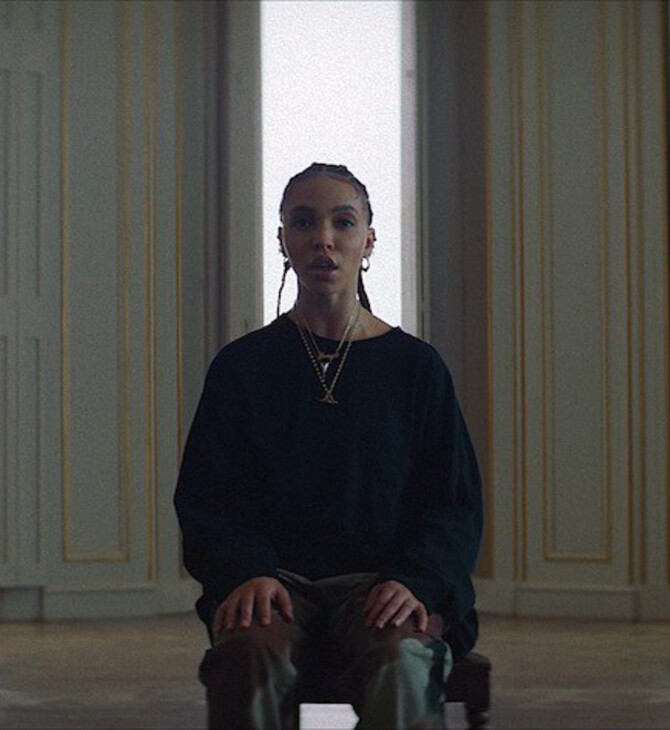 H FKA Twigs επιστρέφει με νέο κομμάτι και βίντεο