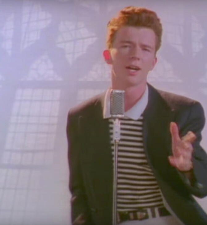 O Rick Astley βγάζει το παλτό του και «ρίχνει» το TikTok [BINTEO]