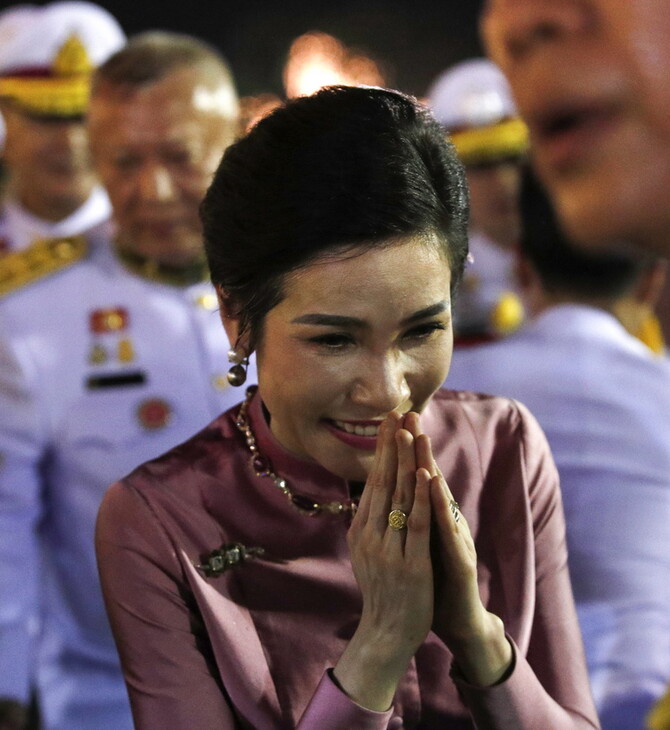 Ταϊλάνδη: Διαρροή γυμνών φωτογραφιών της βασιλικής συντρόφου αποκαλύπτει τη διαμάχη στο παλάτι
