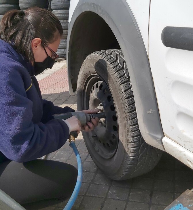 Γυναίκα αλλάζει λάστιχο