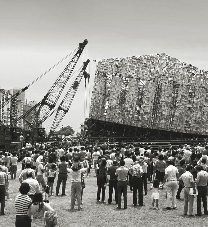 Η Μάρτα Μινούχιν χτίζει στο Κάσελ τον Παρθενώνα της από 100.000 απαγορευμένα βιβλία
