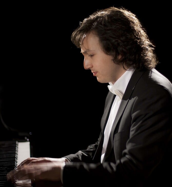 Αυτός είναι ο Έλληνας 28χρονος πιανίστας με το ασυνήθιστο ταλέντο, που διαπρέπει στη Γερμανία