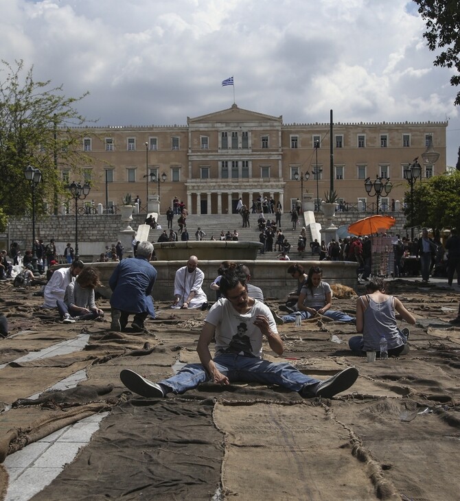 Documenta 14: Αναπαριστώντας τον πολιτικό παλμό της πλατείας Συντάγματος με τσουβάλια