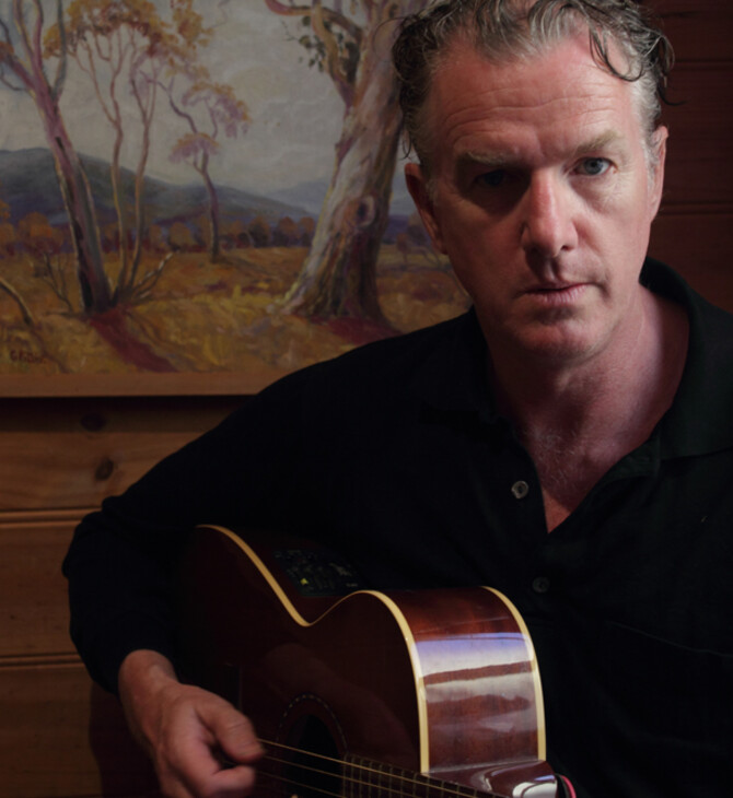 Mick Harvey: «Με τον Nick Cave μιλάμε ακόμη, αλλά με τους Bad Seeds τελείωσα μια και καλή»